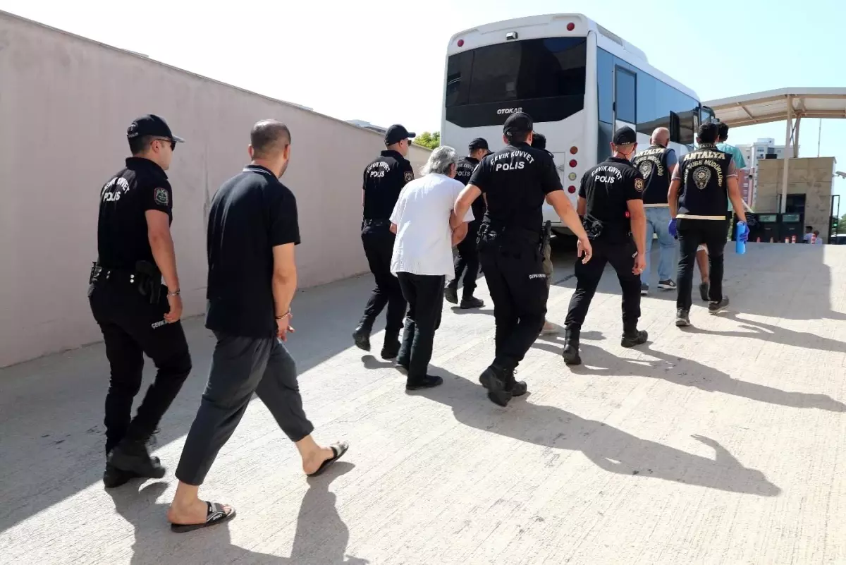 antalyada-es-zamanli-operasyon-171-kisi-yakalandi-JxA2CrYQ.jpg