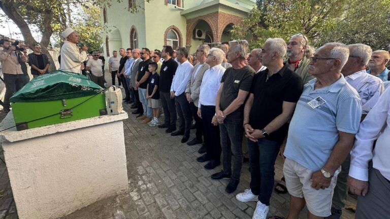 ozgur-ozel-balikesirde-cenaze-torenine-katildi-CjppFiYN.jpg