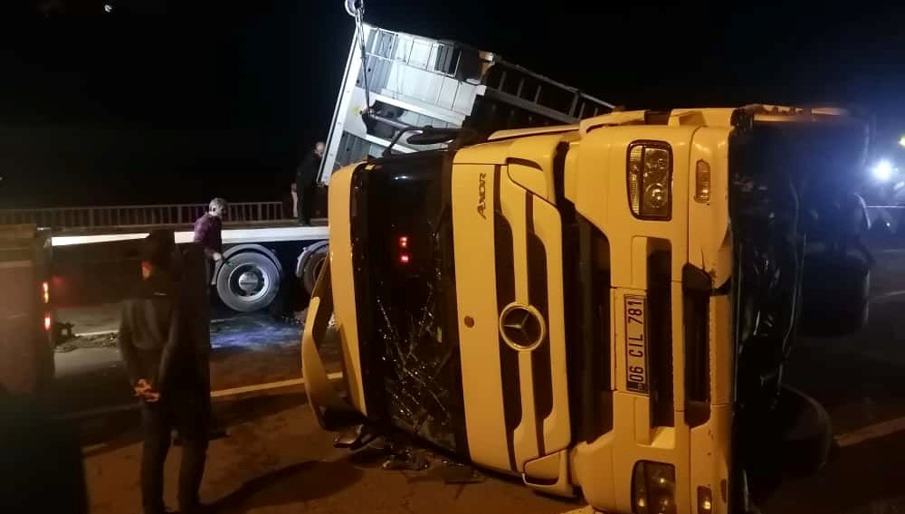 karadeniz sahil yolunda kaza devrilen tirdaki 2 kisi yaralandi PhigQiWb