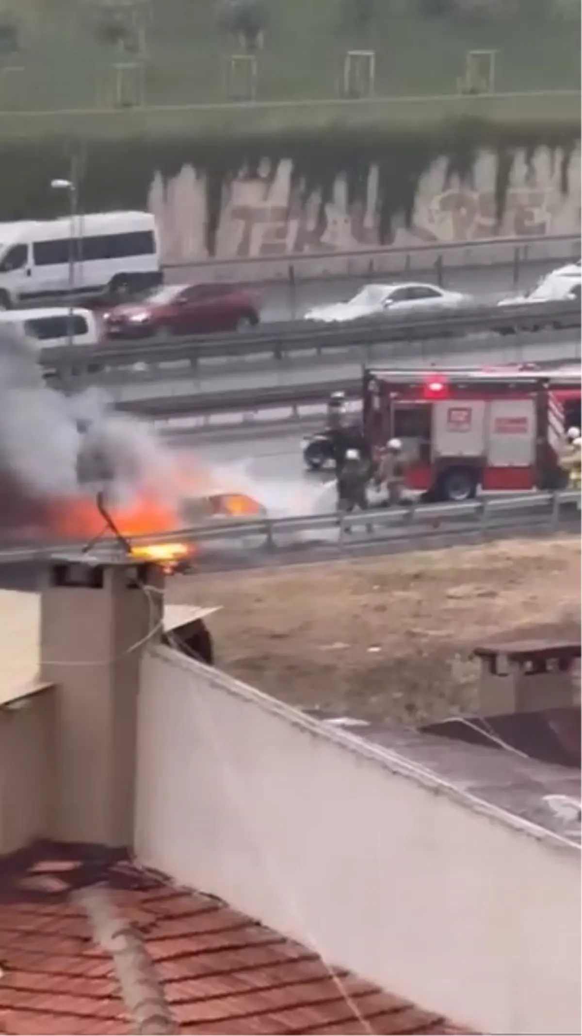 uskudarda otomobilin motor kisminda yangin cikti tsQzJM3y