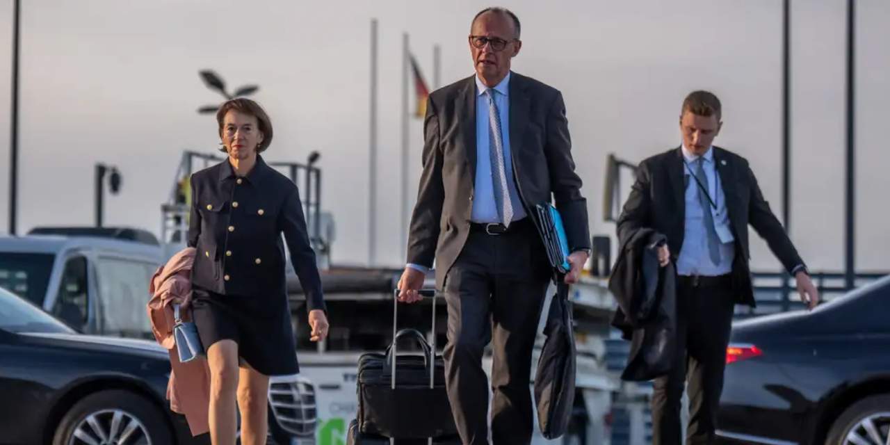 alman basbakan bavulu laptobu elinde turkiyeye indi gazeteciler bilet parasini kendi odedi DptXALpv.jpg