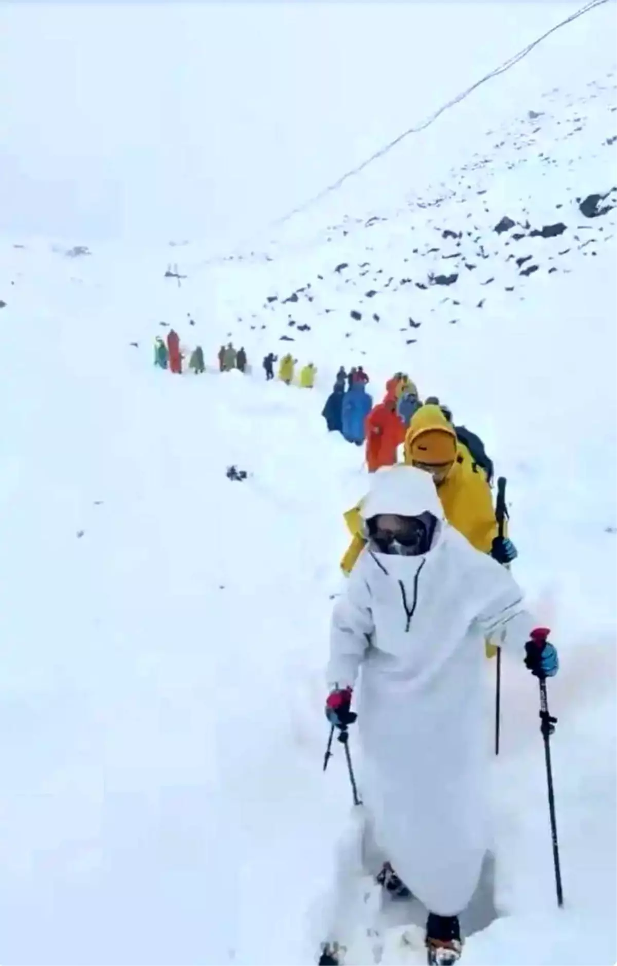 everestte kar firtinasi 350 kisi kurtarildi zlly1q9Z