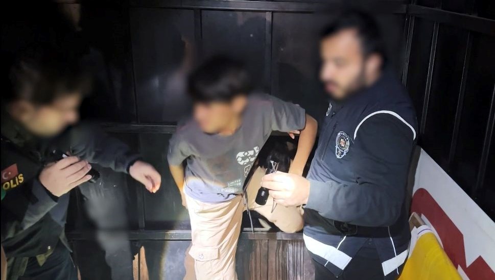 kamyonet kasasindaki gizli bolmeden 12 kacak gocmen cikti OlAzH8aO.jpg