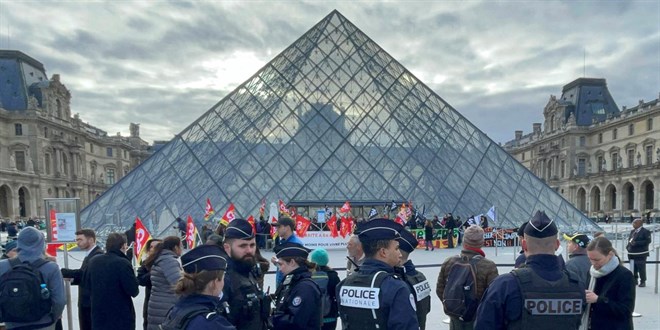 louvre muzesindeki bazi mucevherler merkez bankasina tasindi IYn9XJlF.jpg