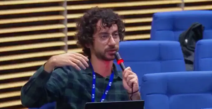 ab toplantisinda gazze sorusu soran gazeteci isinden oldu Utyyycrg.png