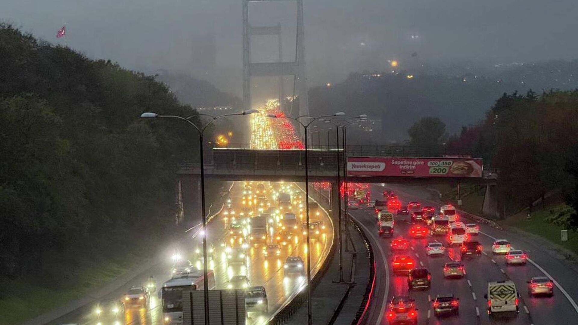 istanbulda trafik yogunlugu aksam saatlerinde yuzde 90i gordu WhRumSz1.jpg