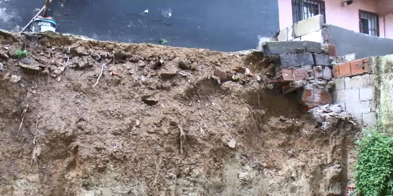 istinat duvari 4 katli binanin uzerine devrildi 2 bina tahliye edildi Z2tXFPqw.jpg