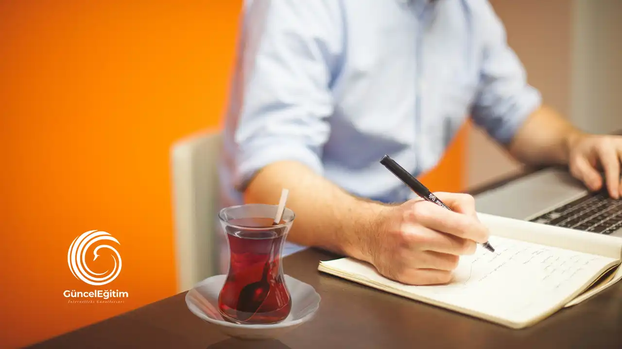 Son günlerin çok tartışlan konusu: Öğretmenin çay ile sınıfa girmesi yasak mı? –