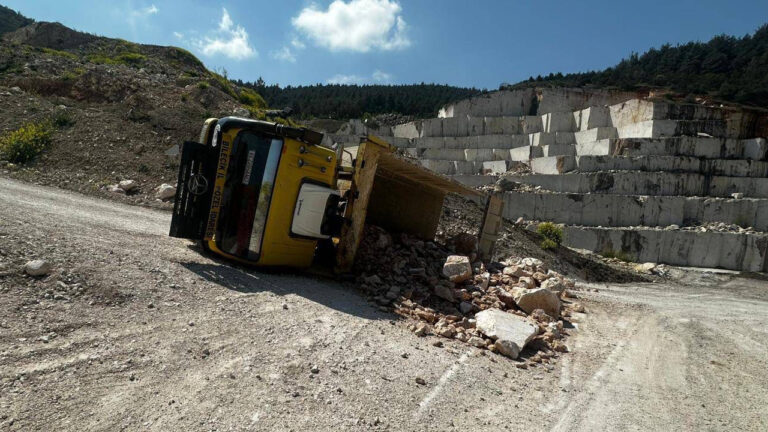 bilecikte-tas-yuklu-kamyon-devrildi-2-kisi-yaralandi-xVfr2uT8
